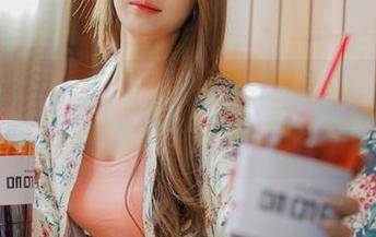 无法抗拒Bomi(普美)ның的灰色吊带图集，现在就下载，快点别停下来。