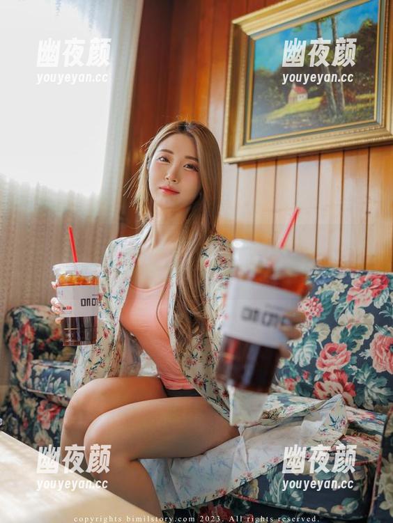 无法抗拒Bomi(普美)ның的灰色吊带图集，现在就下载，快点别停下来。