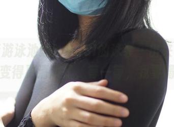 高清游泳池边:ROSI的泳装一出来,连水都变得更清澈了,等一等,我要喝水。