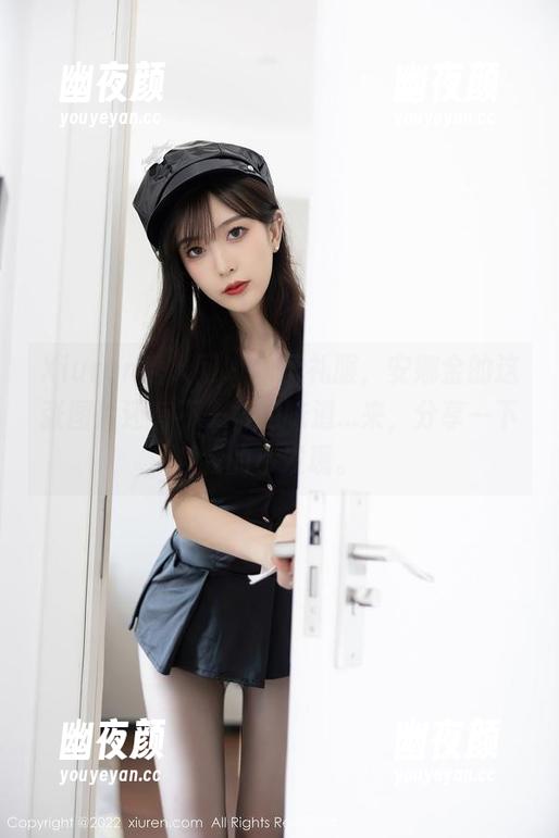 Xiuren秀人网 - 除了礼服，安娜金的这张图片还有不一样的味道...来，分享一下我的小发现。