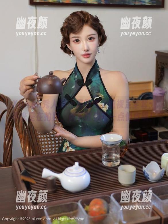 Xiuren秀人网 - 月野兔美妞裸足全套：不光是在拍照，连下载都有一点俏皮呢！