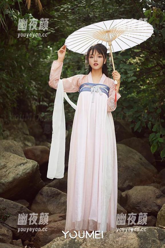 YouMi尤蜜荟 - 梦心月与她的红裙：这才是真正的写真诱惑吧？
