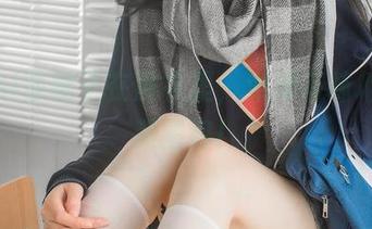 izumi泉桃子在皮衣里，津津有味地打开美图包！