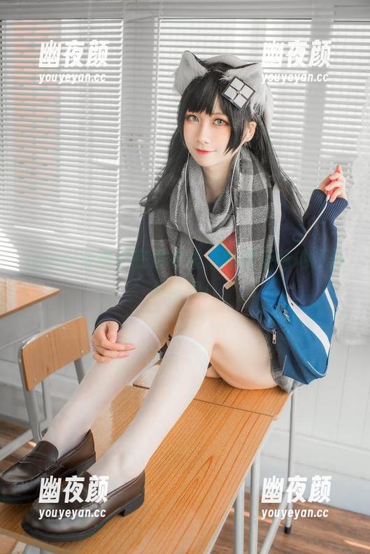 izumi泉桃子 izumi泉桃子在皮衣里,津津有味地打开美图包!
