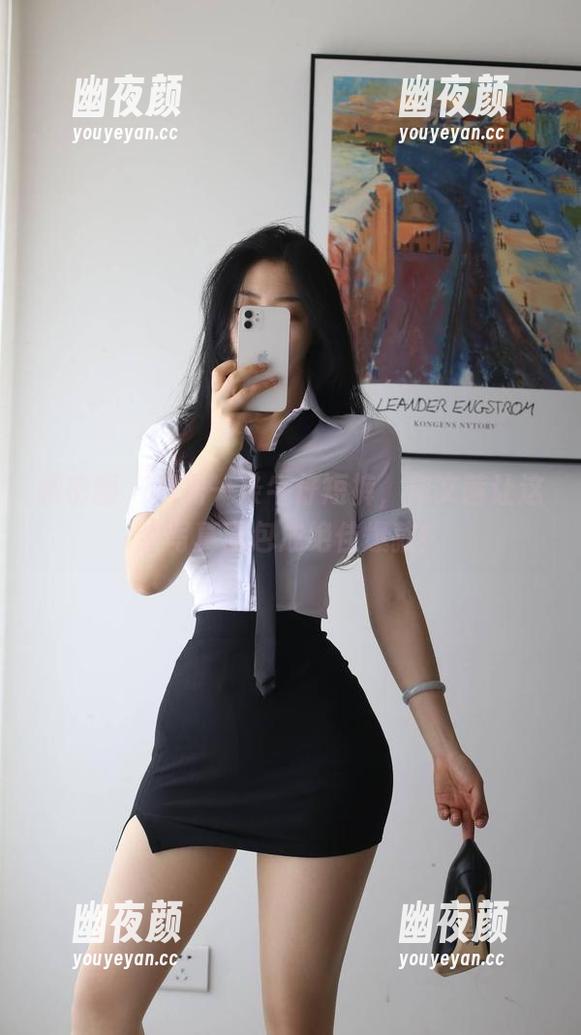 你文茜 微密圈 - 只需一条牛仔短裤,你文茜让这个写真图包成绝佳爆款!