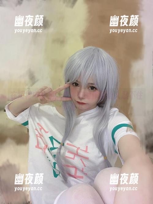 倦倦喵 在短裙中驻足:倦倦喵的作品让人忍不住多看几眼