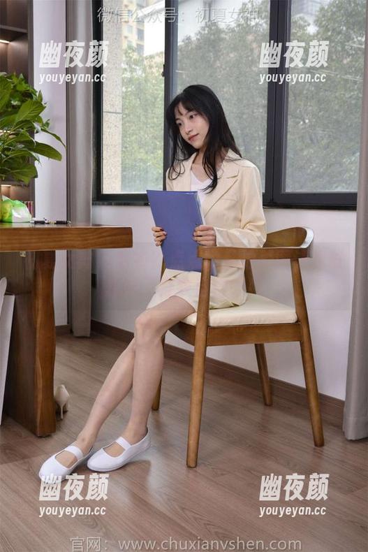 初夏女神-点点 初夏女神 - 毛衣?点点的私拍美图让我联想到了穿衣自由哦!