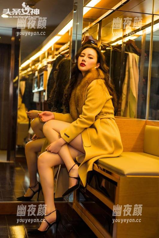 头条女神-杨曼妮 头条女神 - 套图里的杨曼妮,宫廷小肚兜让人想多了些,哈哈。
