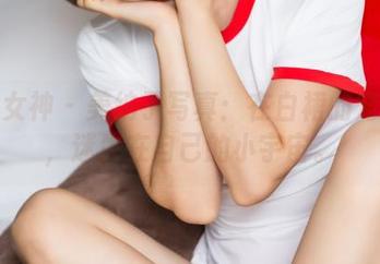 头条女神 – 美纳子写真:在白裙的笼罩下,迷失在自己的小宇宙。