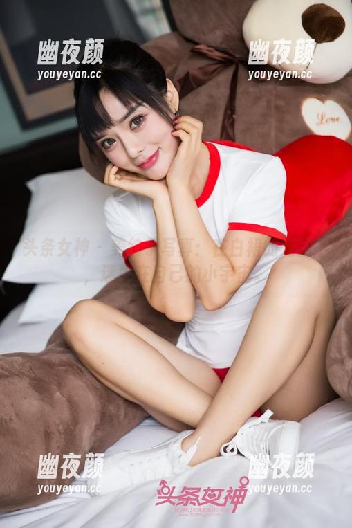 头条女神-美纳子 头条女神 - 美纳子写真:在白裙的笼罩下,迷失在自己的小宇宙。