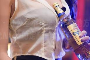 尤蜜荟 – 办公室不止是工作的地方,张思允Nice的定制写真也在说话。