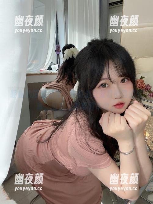 是依酱呀 轻松的厨娘日常,映衬是依酱呀的高清写真,厨艺与态度双丰收。