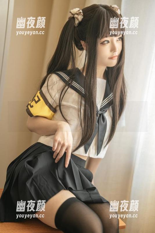 桃良阿宅 私房里,桃良阿宅的女仆懒洋洋的趴在沙发上,真想偷个懒!