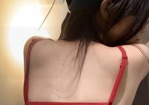 微密圈 – 当红色连体遇见火龙果羊,私房原图的轻松一刻