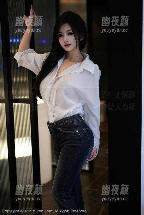 秀人网 - 看，最新的图包上线了！大琪琪Emily在红裙里的样子，总有种让人心痒的感觉。