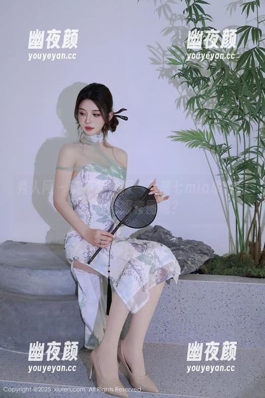 秀人网 - 谁不想窥探一下美七mia单位门口的制服套图呢？
