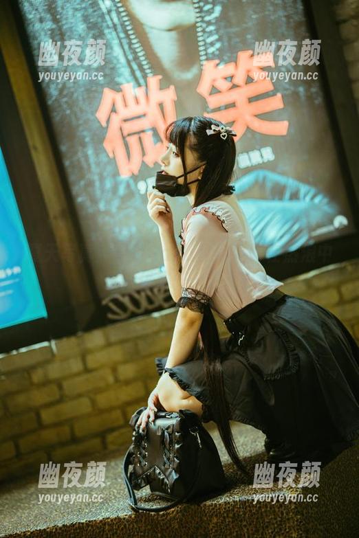 落落Raku 夏天写真:落落Raku教你如何在热浪中保持优雅……或许?
