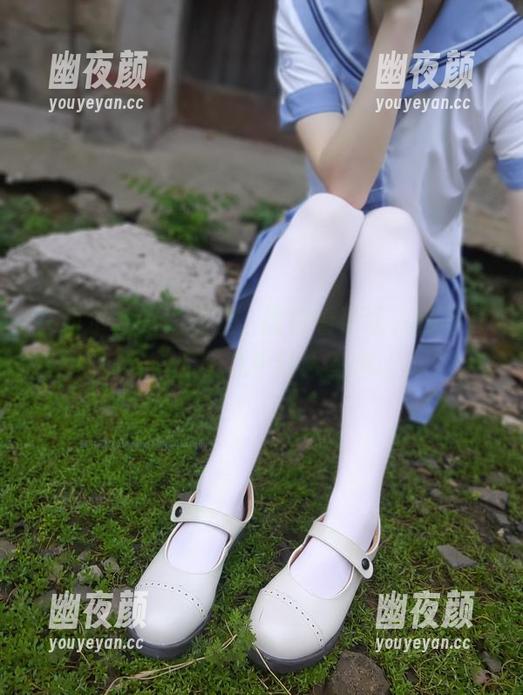 西尔酱 在西尔酱的私拍里,纯白看了让人移不开眼,原图几乎让人窒息。