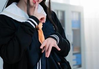 潜意识叫我关注:里见年一泳池套图更新,看了就想跳进水里。
