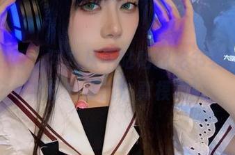 图包更新:阿九从不咕咕的秘书装扮,彻底打破你的认真模式!