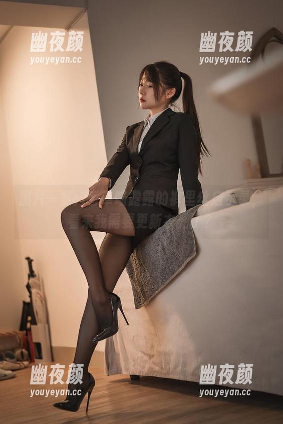 香草喵露露 图片一览:香草喵露露的裤里丝启示录,看来我需要更新衣橱了?