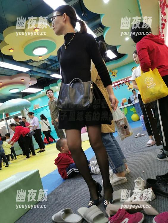 魔镜街拍-婷婷 魔镜街拍 - 就问你想不想看到最新的婷婷,白色裙子里透着的黑丝美腿?